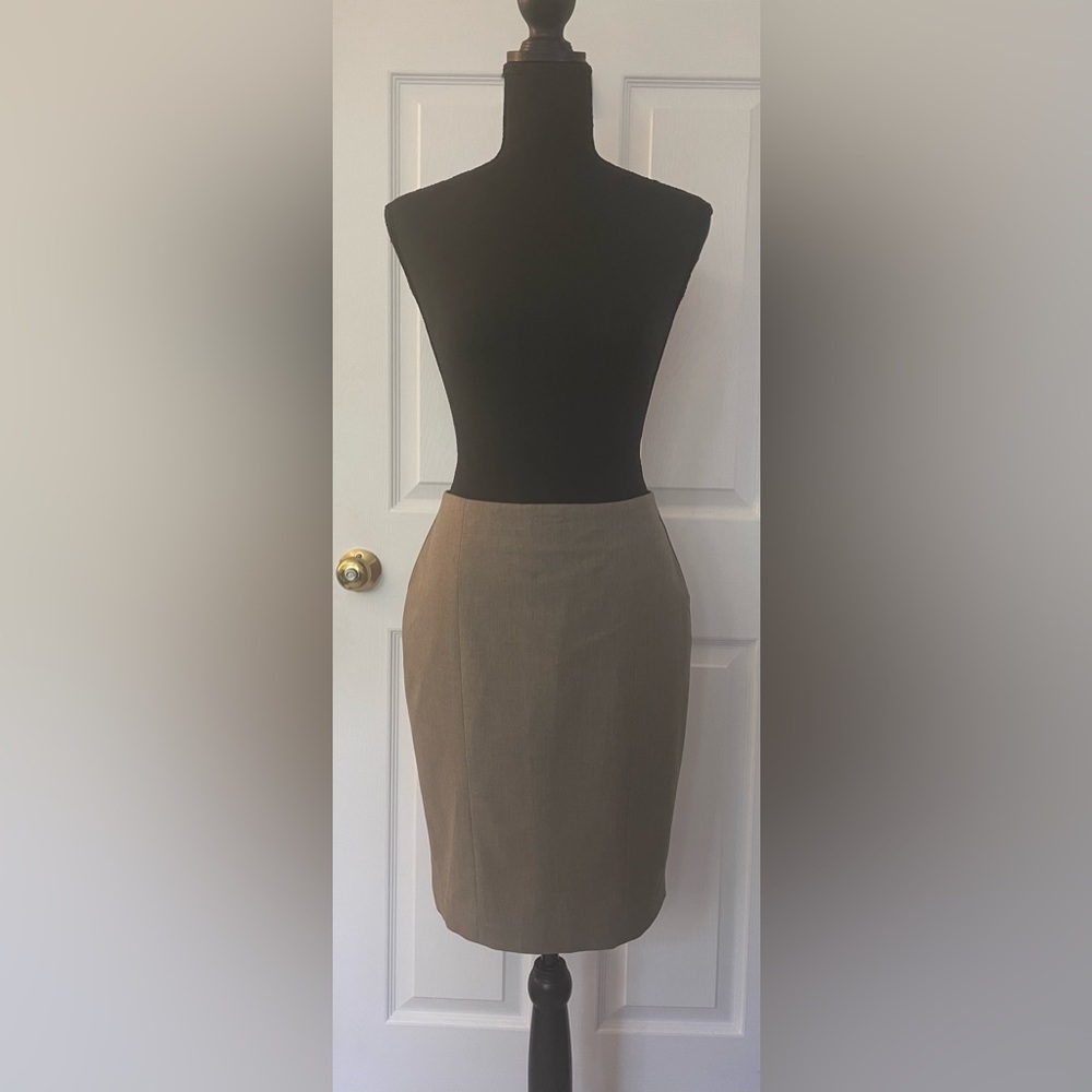 Ann Taylor lined pencil skirt, back slit and zipper, grey, size 2P